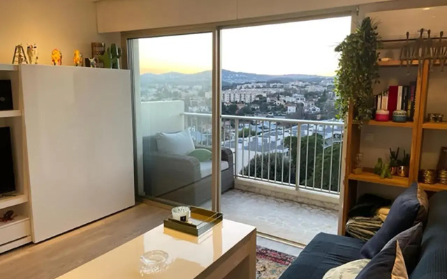Studio terrasse dans résidence avec piscine