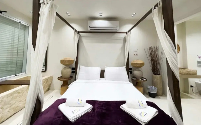 The Pyramids Horizon Studio w/ Bathtub
