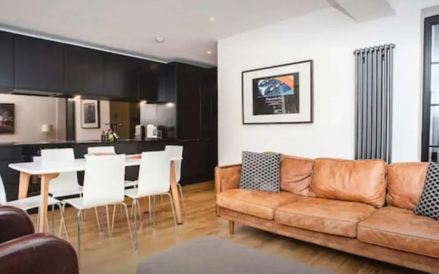 Stylish Newly Refurbished 2 Bedroom Flat With Terrace
