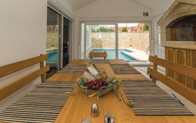 Spacious Villa in Maslenica with Swimming Pool