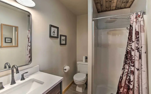 Modern Cabin - 2 Mi to Speelyi Beach!