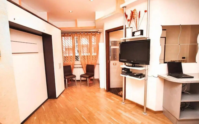 Petite Home In Rome
