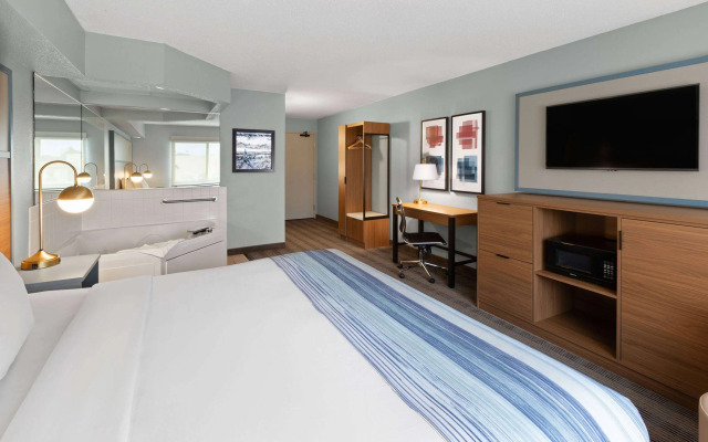 AmericInn by Wyndham North Branch