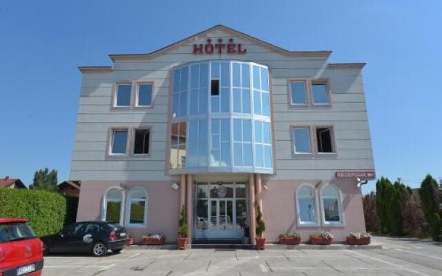 Stari Krovovi Hotel