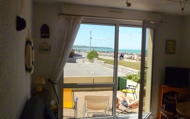 A Pleasant Little Studio Apartment With a Terrace, 30 Metres From the Beach