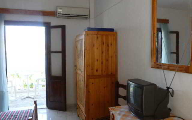 Akrogiali Rooms & Studios