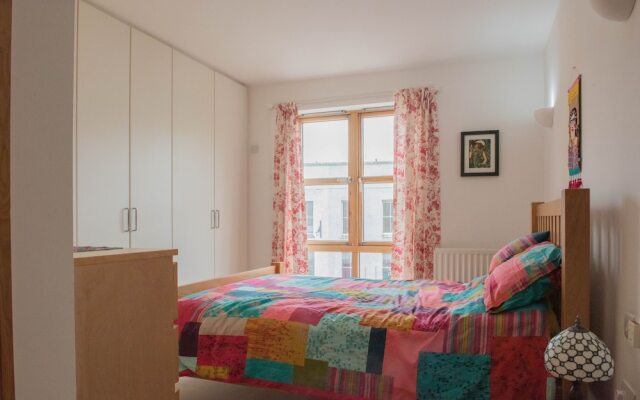 Lovely 2 Bedroom Flat in Excellent Location