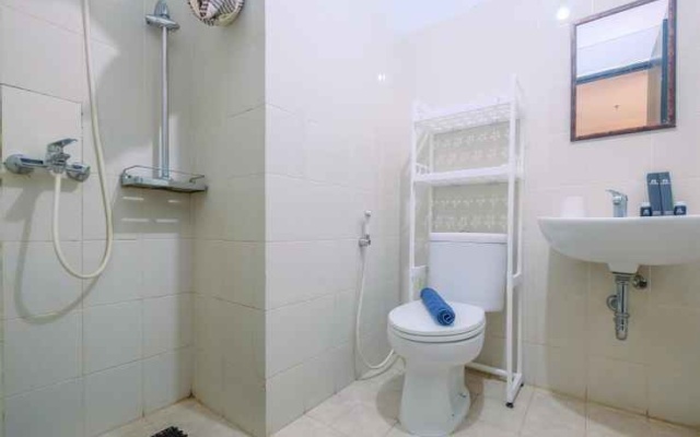 Comfort and Strategic 2BR Apartment at Cervino Village By Travelio – Bathroom – Jakarta