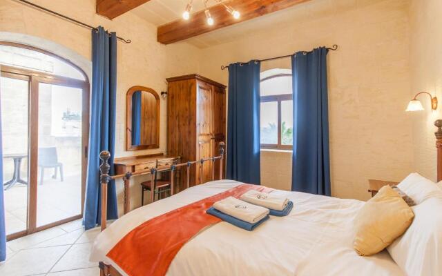 Centre Island Gozitan Farmhouse & Pool