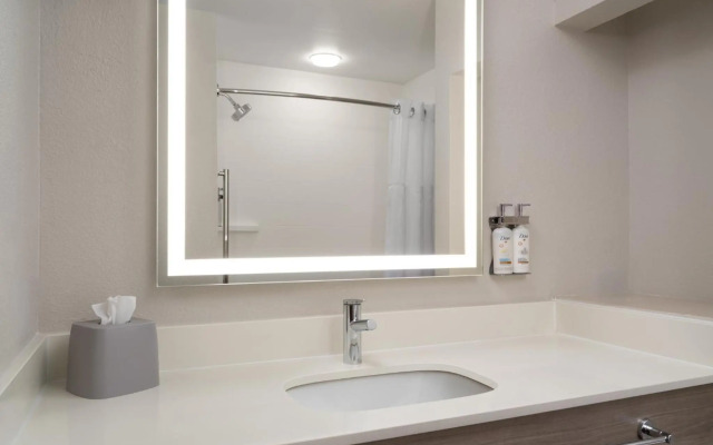 Holiday Inn Express & Suites Chaffee-Jacksonville West by IHG