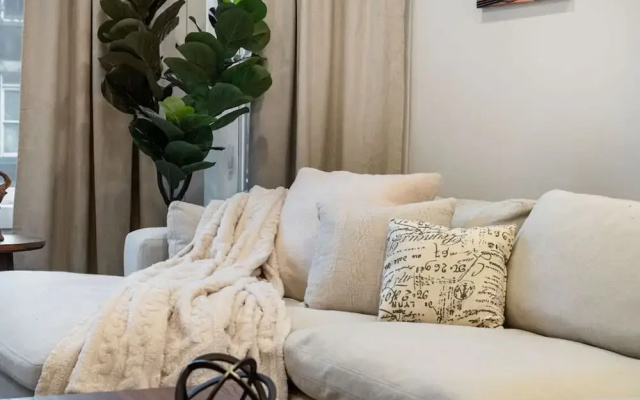 Wicker Park Luxe 2BR 2BA Condo