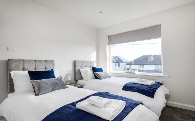 Superb Newly Extended House near Peak District, parking