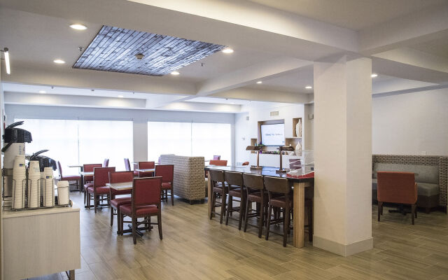 Holiday Inn Express & Suites Alexandria by IHG