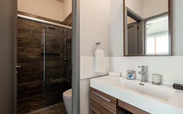 Hip, Modern Tech Condo w Rooftop in La Condesa