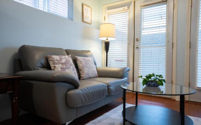 Adorable 1-bedroom suit with independent entrance