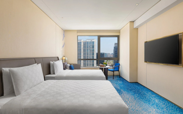 HUALUXE Shanghai Changfeng Park by IHG