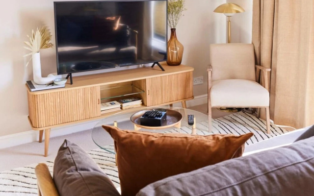 The Sussex Way Studio - Pleasing 1bdr Flat With Balcony