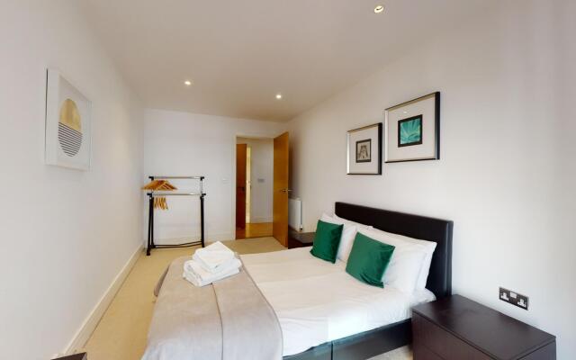 Comfy Two Bed Apartment w Balcony in Canary Wharf