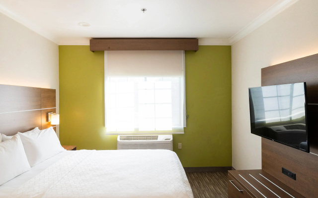 Holiday Inn Express & Suites Davis - University Area by IHG