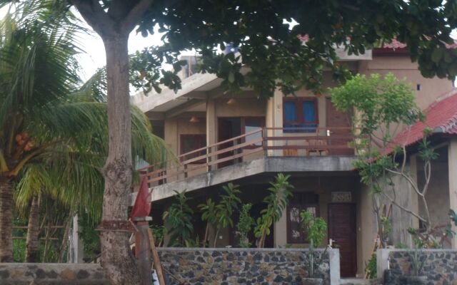 Amed Sari Beach Guesthouse