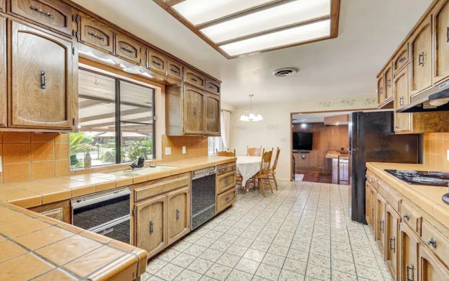 Spacious Home - 6 Mi to Downtown Fresno!