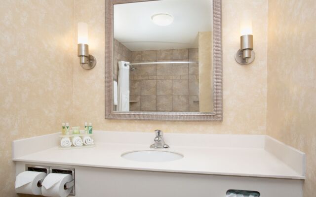 Holiday Inn Express & Suites Minot by IHG