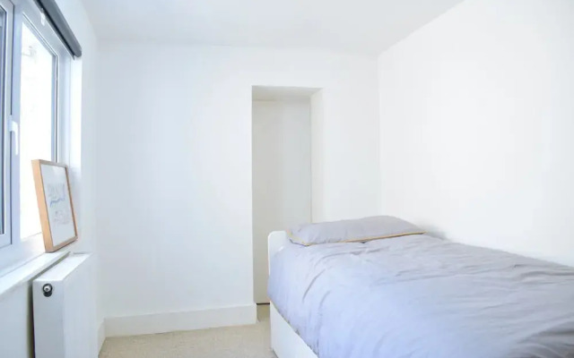 Bright 2 Bedroom Apartment With Private Patio