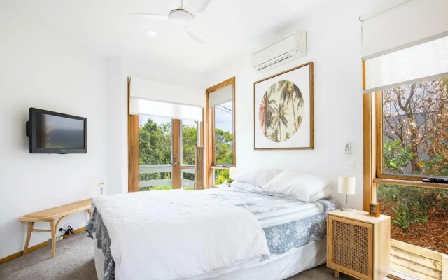 Maldas Retreat Pet Friendly Absolute Beachfront with Spa