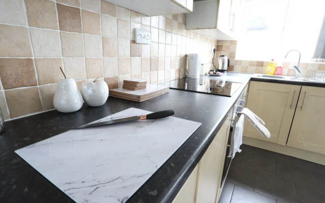 EasyTravel NEC Airport 3 Beds House