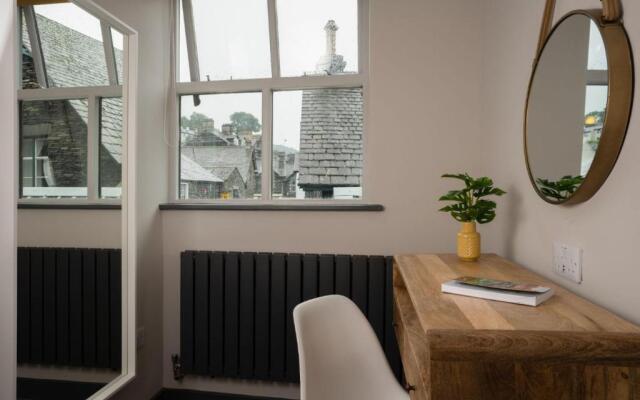 Spacious - Contemporary 2BR Apartment - Central Ambleside - Parking