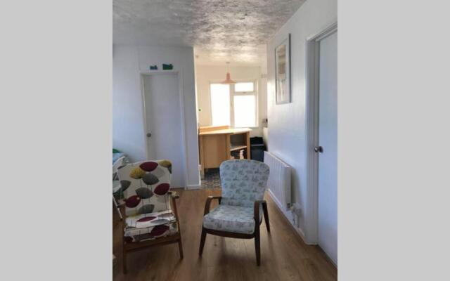 Cosy, Quiet bungalow, one minute from the beach.