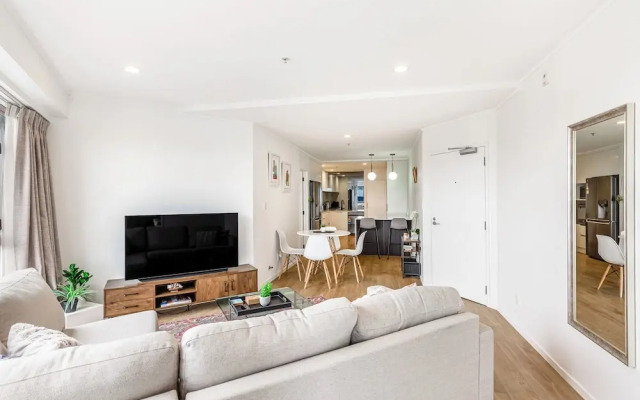 Stylish 2Br Apt With Balcony - Prime Cbd Location!