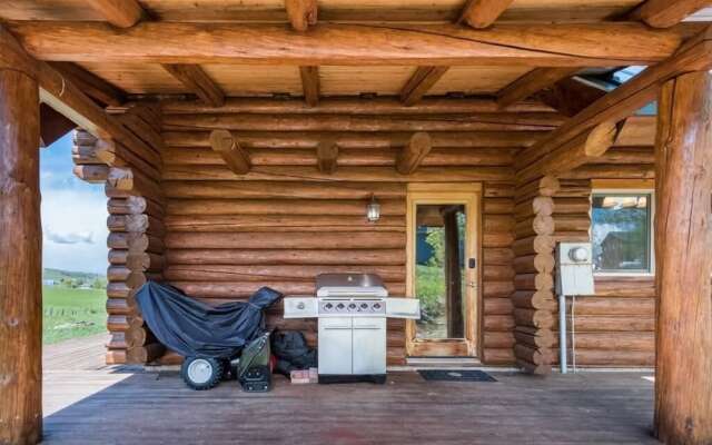 The Two Moose Inn - Luxury Log Cabin for Families!