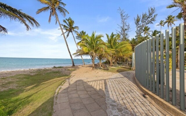 Ocean View Penthouse With Pool, Beachfront Complex 2 Bedroom Apts by Redawning