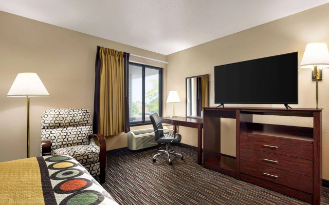 Super 8 by Wyndham Germantown/Milwaukee