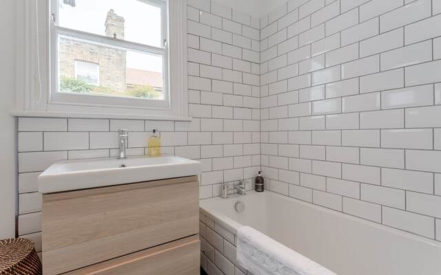 Charming 1 Bedroom Flat Close To Tube Station