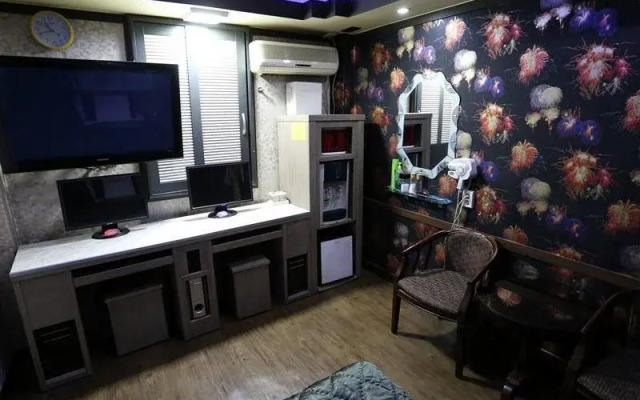 One 1 Motel
