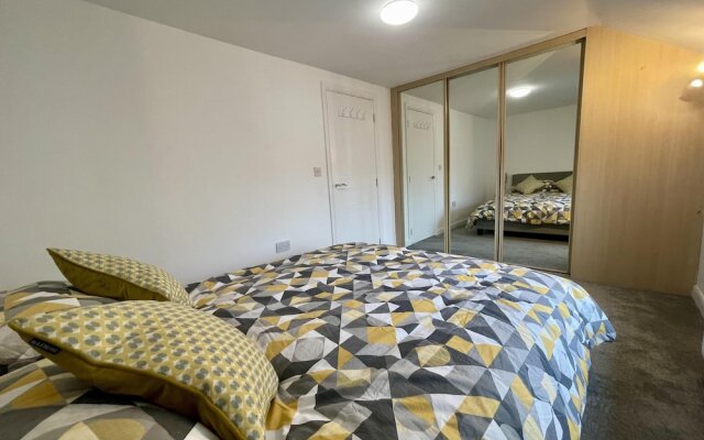Impeccable 2-bed Apartment in Scarborough