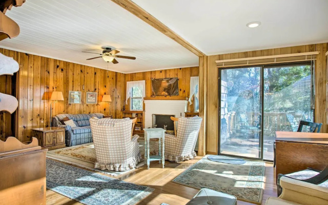 Dog-friendly Hendersonville Cabin: Deck & Views