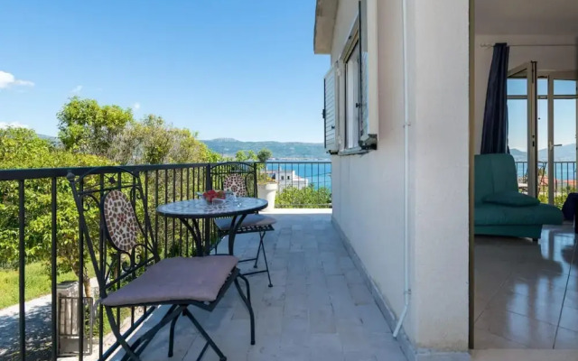 Seaside Getaway Holiday Home With Patio Slatine