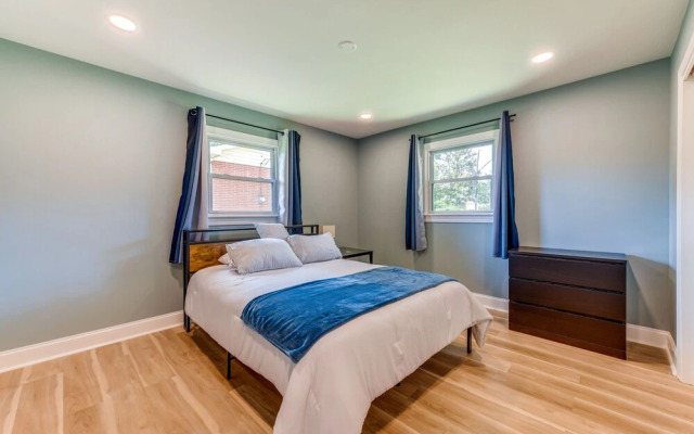 Charming Charlotte Home: 2 Mi to Downtown!