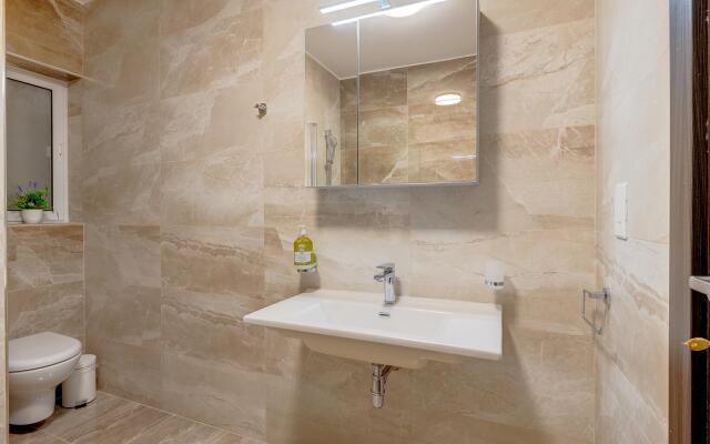 Chic 2BR Apartment, Ideal Location