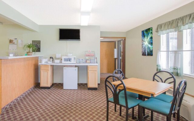 Rodeway Inn near I-35 Lamoni