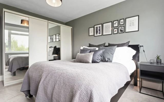 Lovely 2 Bed Apartment w Balcony nr River Thames