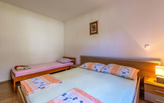 Beautiful Apartment in Duce With Wifi and 1 Bedrooms