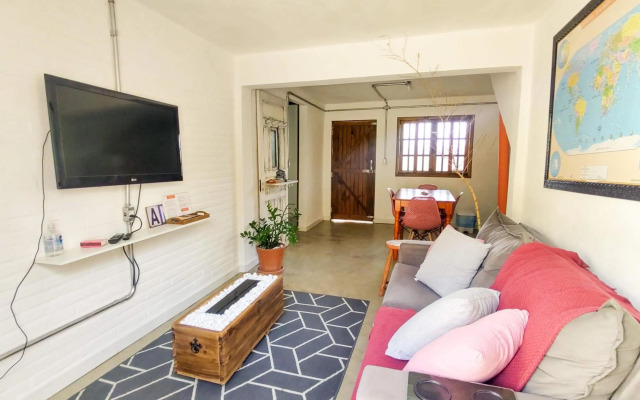 Casa de Tijolinho com Netflix e estacionamento