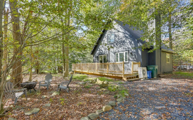 Modern Poconos Chalet w/ Private Hot Tub, Fire Pit
