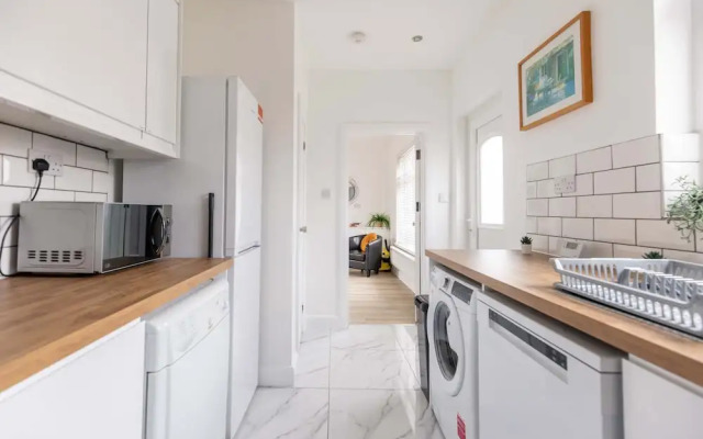 Free Parking - 4 Bedroom House