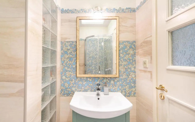 Bright, Calming Retreat With a Balcony Near Metro!