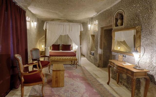 Hera Cave Suites